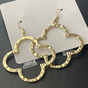 Clover design earrings in gold